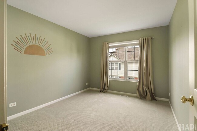 Building Photo - 533 N Red Deer Rd