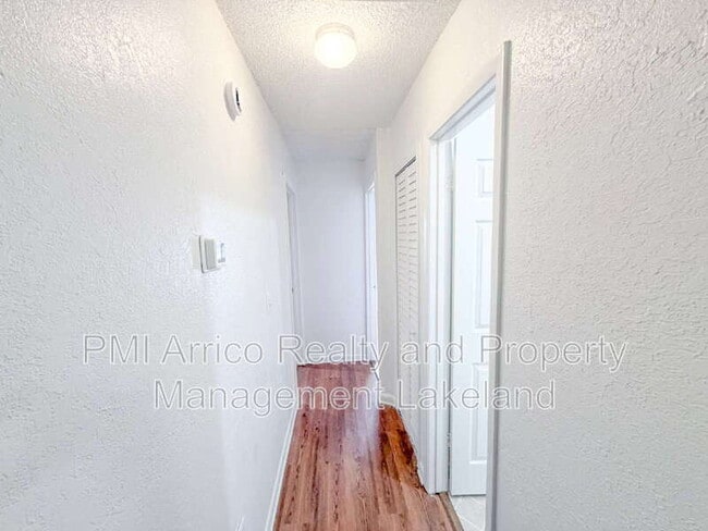 Building Photo - 222 Lakeview Dr