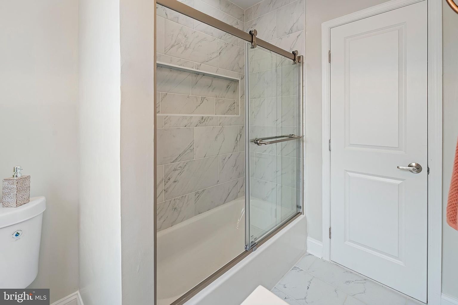 Building Photo - 202 Adams St NE