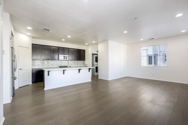 Building Photo - 3 bedroom and 4 bath home available in Otay Mesa