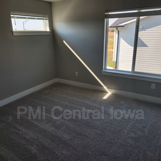 Building Photo - 1355 SE Parkview Crossing Dr