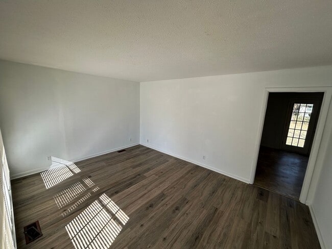 Building Photo - Charming Cul-de-Sac Brick Home | 3BR + Bonus Room | 2 Full Baths