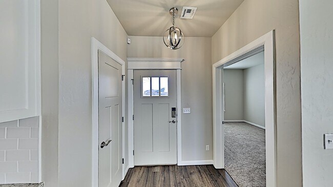 Building Photo - Very Nice 3 Bedroom 2 Bath Home in Yukon S...