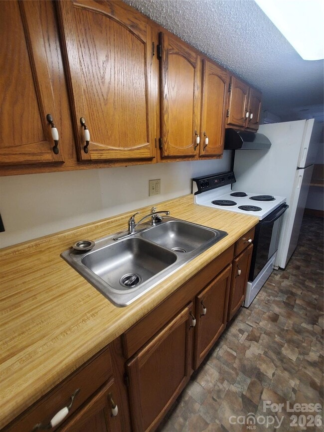 Building Photo - 1435 Davie Ave