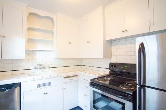 Building Photo - Fabulous Vintage 1-Bedroom Across the Street from Laurelhurst Park!