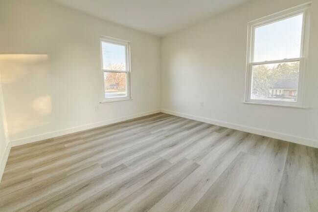 Building Photo - 1421 Kingston Dr