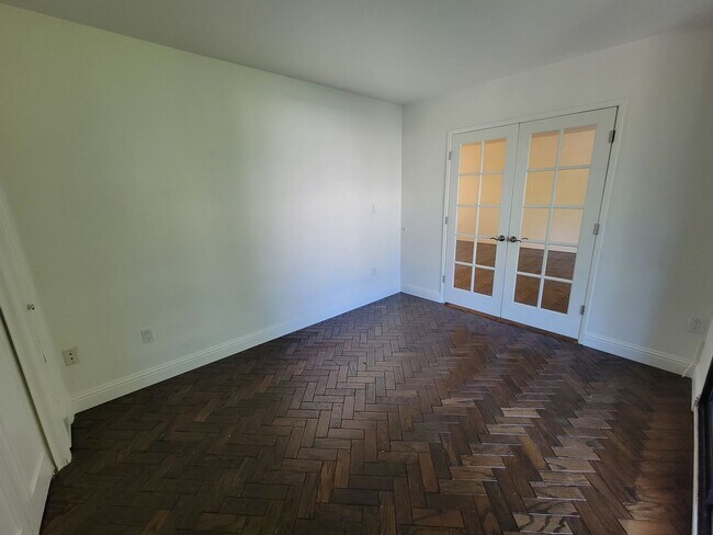 Building Photo - Stylish 2 Bed 1 Bath Midtown Apartment