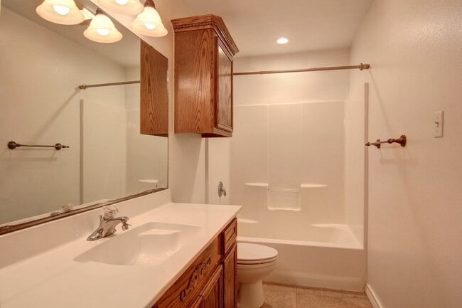 Building Photo - 2418 Handlin Dr
