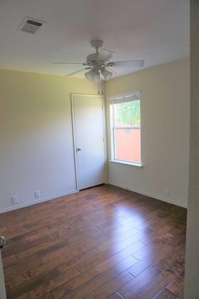 Building Photo - 2417 Hampton Dr