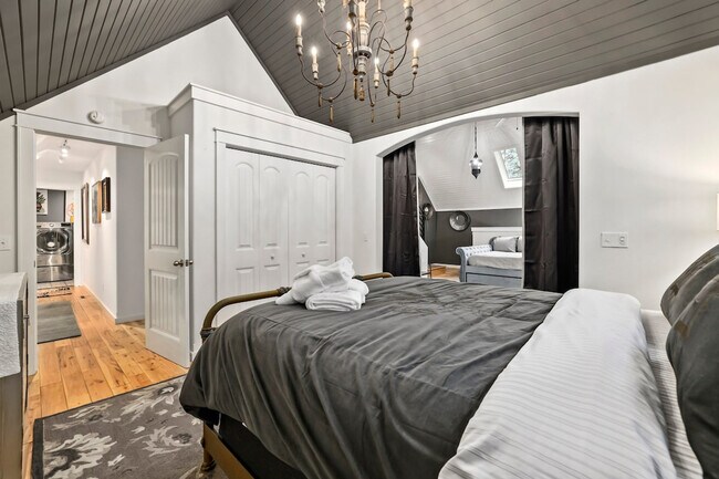 Building Photo - 211 Lakeshore Dr