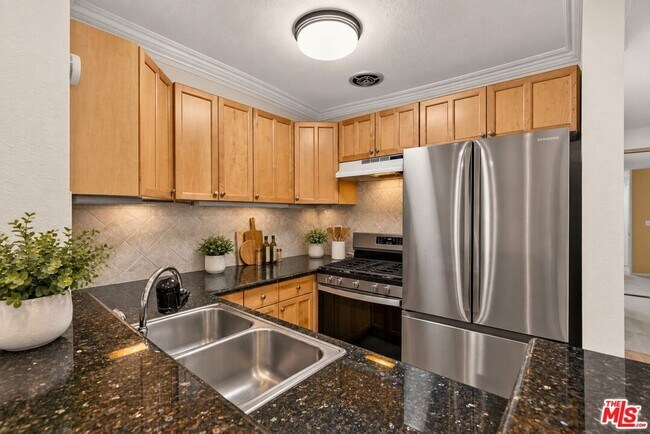 Building Photo - 6505 Green Valley Cir