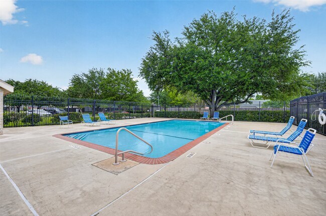 Building Photo - 2340 Woodland Park Dr