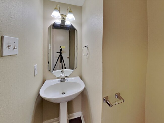 Building Photo - 2908 Cambridge Circus