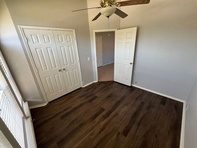 Building Photo - Bright & Inviting Home with Walk-In Closet...