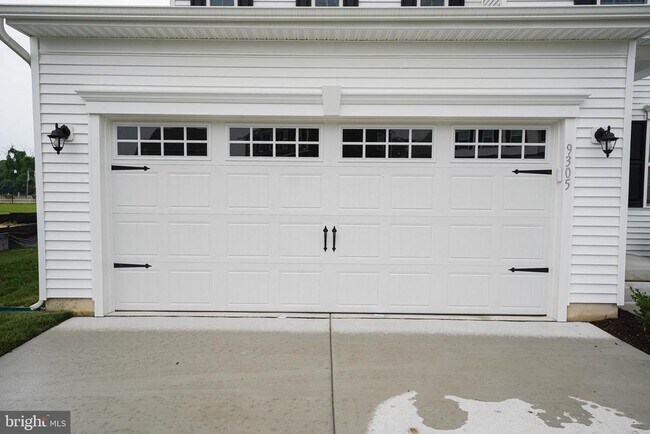 Building Photo - 9305 Mulligan Way