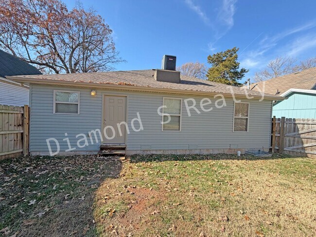 Building Photo - Cute and Clean 3 Bedroom Home Available!