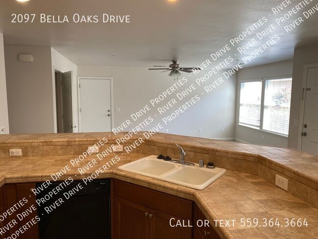 Building Photo - Three Bedroom Condo in Tulare