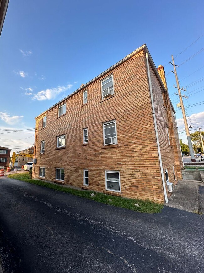 Building Photo - 4329 Oakwood Ave