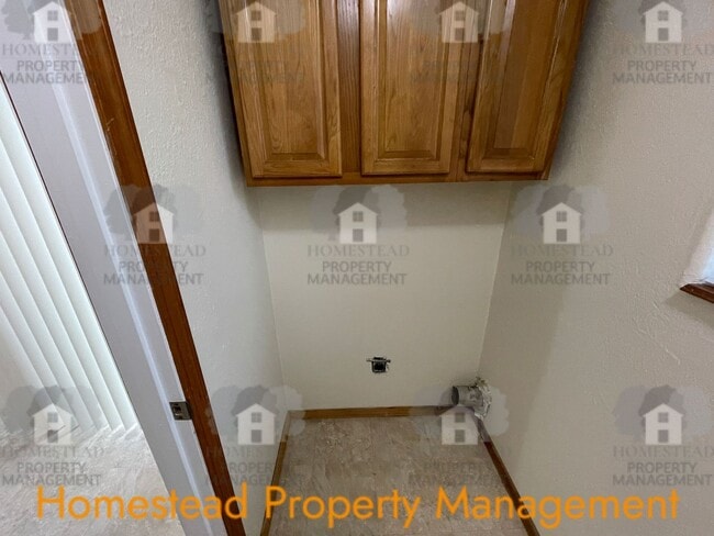 Building Photo - Explore the potential of this beautiful home!