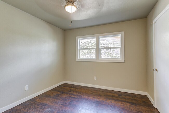 Building Photo - 1702 E 2nd St