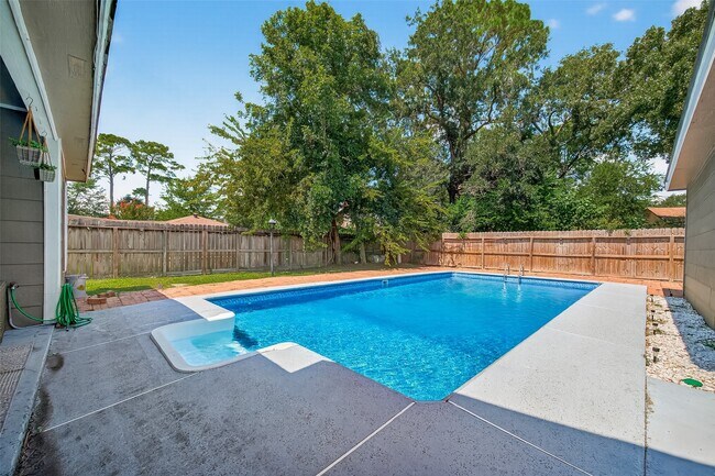 Building Photo - 5310 Holly View Dr