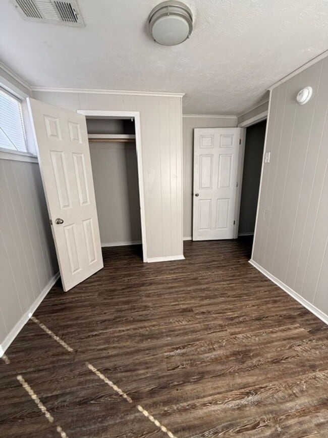 Building Photo - Simple & Comfortable 3 Bedroom Home in Iowa, LA with Large Yard!