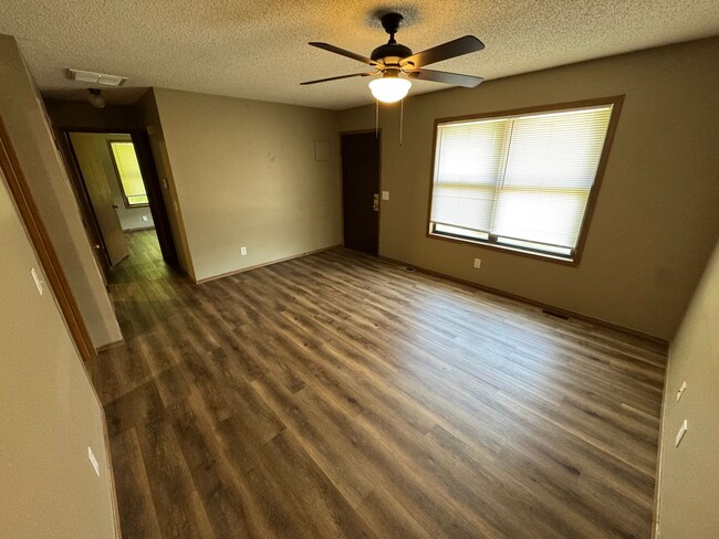 Building Photo - Updated 2 bed 1 bath with garage!