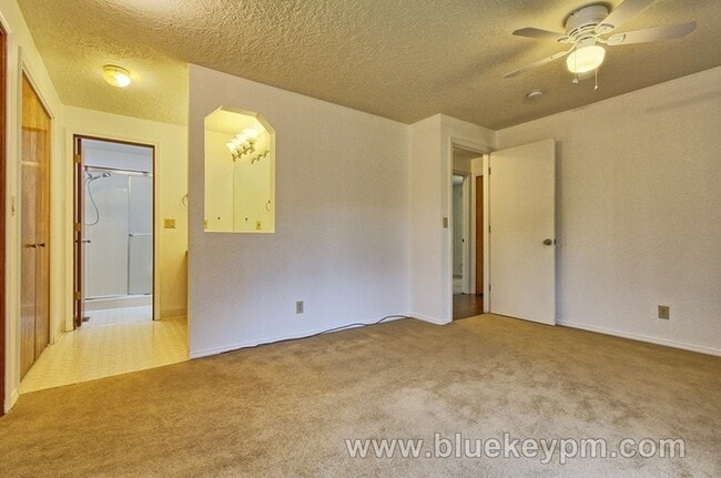 Building Photo - 3 Bed, 2 Bath home in Milwaukie