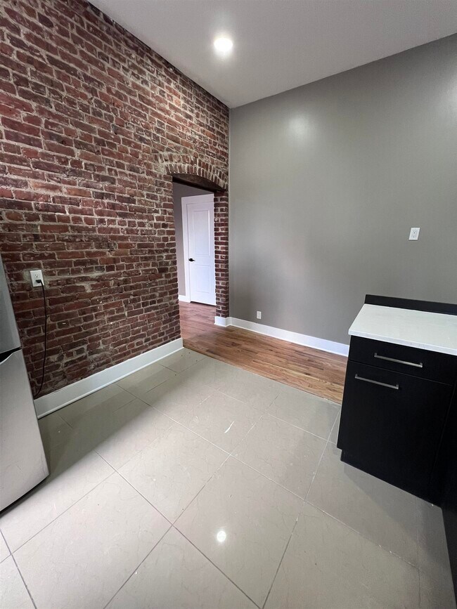 Building Photo - 157 Midland Ave