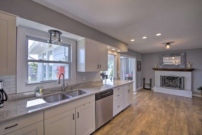 Building Photo - 6447 S Franklin Rd