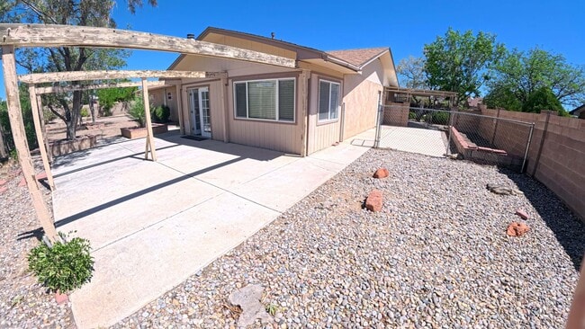 Building Photo - 2550 Rosswood Dr SE