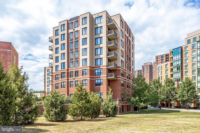 Building Photo - 2220 Fairfax Dr
