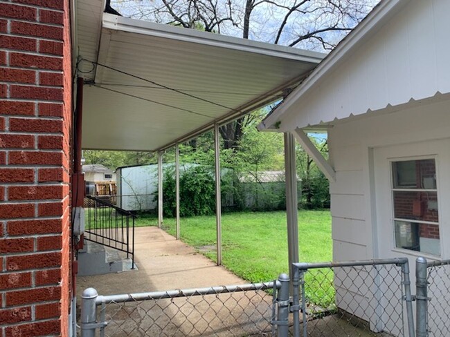 Building Photo - 3BD/1BA Home Located in East Memphis!