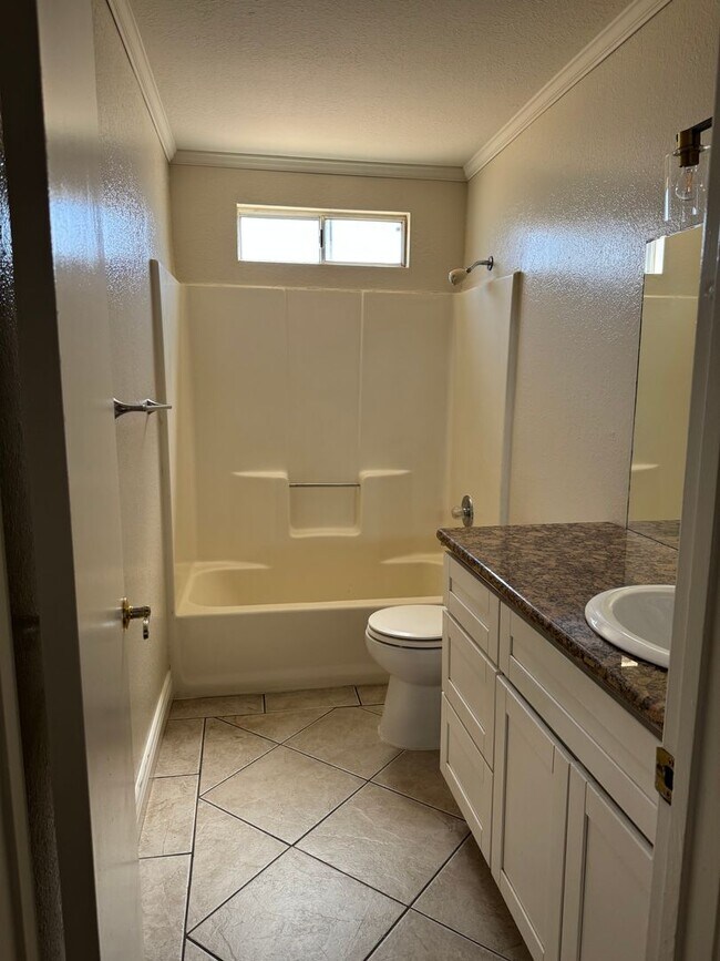 Building Photo - Apple Valley- Four Plex- 2 Bedrooms, 2 Bat...