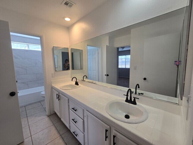 Building Photo - 2757 Trotwood Ln