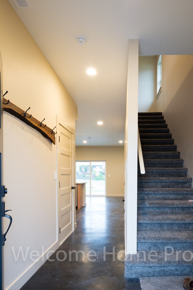 Building Photo - 72 NE Hadley Way