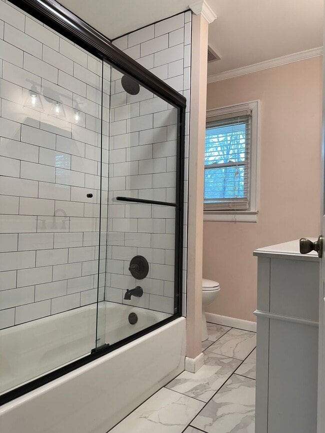 Building Photo - Large Home on the Eastside on a deadened street - Pre Lease