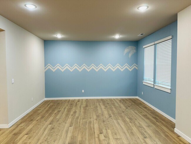 Building Photo - Newer 3-Story 3 Bedroom DR Horton Home in ...