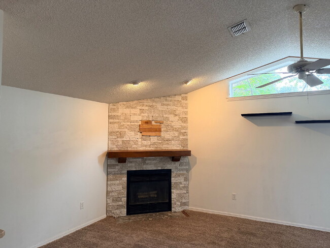 Building Photo - Large Fenced Yard!  Rainbow Woods Home For Rent