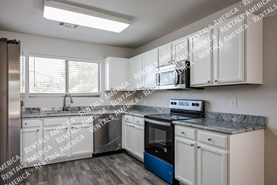 Building Photo - 2305 E Spruce Dr