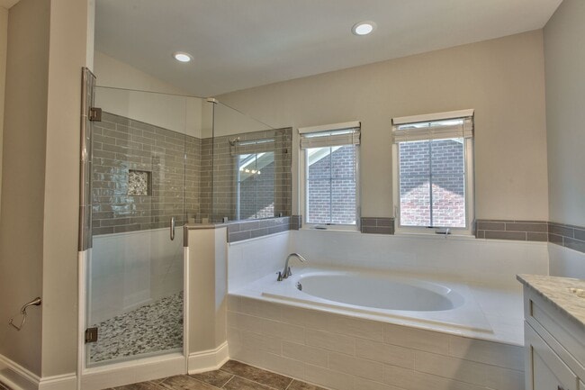 Building Photo - Unbelievable 3 Bedroom 3 Bathroom Upscale Town Home