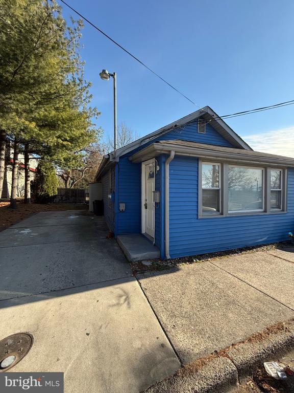 Building Photo - 15 DEMING Ave