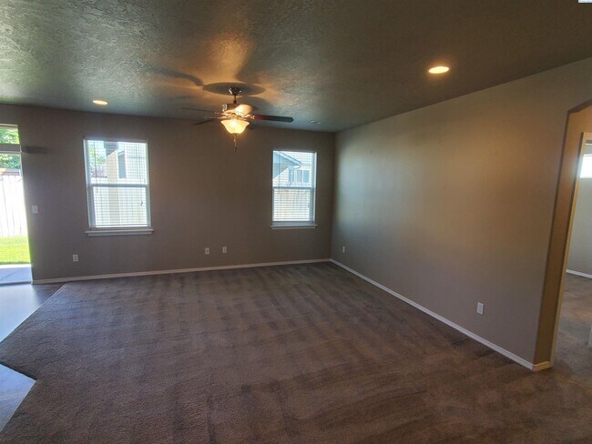 Building Photo - For rent West Kennewick