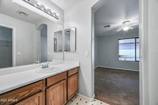 Building Photo - 808 W Roeser Rd