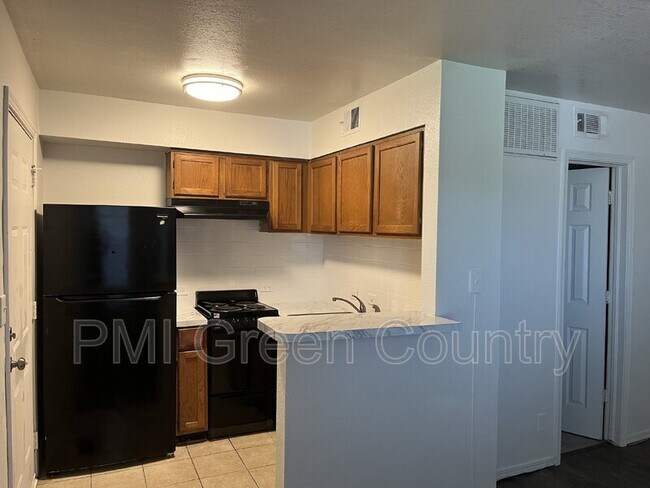 Building Photo - 1802 E 66th Pl