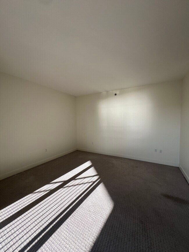 Building Photo - 700 W Harbor Dr