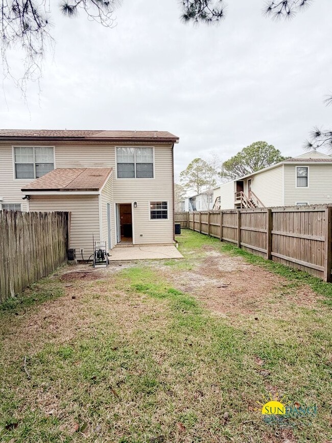 Building Photo - End-Unit Townhome located between Hurlburt Field and Eglin AFB w/ Fenced Yard!