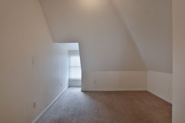 Building Photo - Large 4 Bedroom North Campus Townhouse - 1st house from High Street