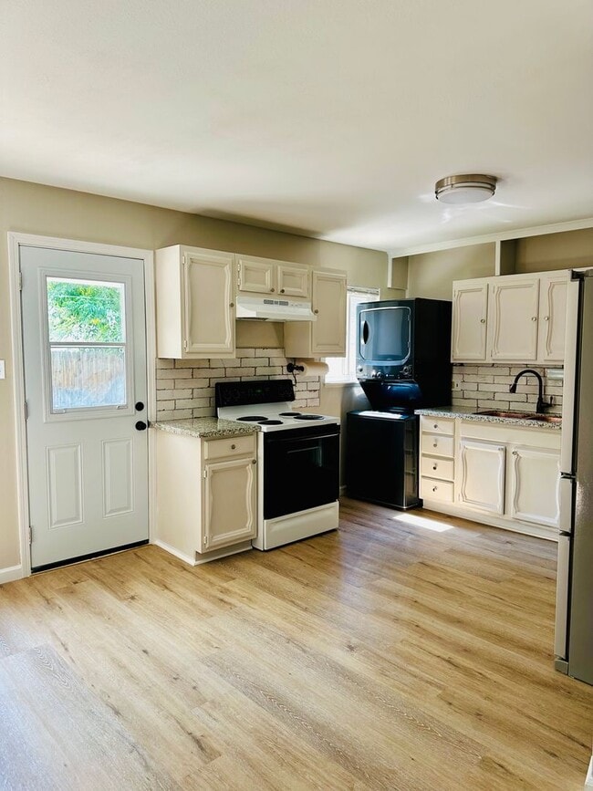 Building Photo - Charming 3 Bedroom Home