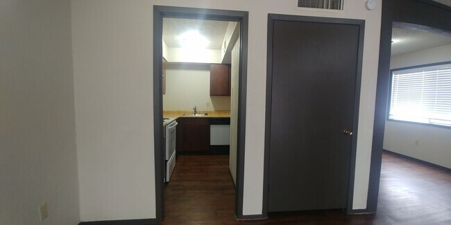 Building Photo - 1218 Holik Dr